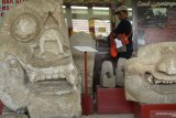 Pengunjung mengamati benda koleksi arkeologi yang ada di Museum Wajakensis, Tulungagung, Jawa Timur, Jumat (27/9/2019). Museum daerah itu memiliki koleksi benda bersejarah sebanyak 269 buah yang terdiri dari jenis etnografi 120 buah, dan etnoarkeologi sebanyak 149 buah. Antara Jatim/Destyan Sujarwoko/zk