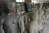 Pengunjung mengamati koleksi benda arkeologi yang ada di Museum Wajakensis, Tulungagung, Jawa Timur, Jumat (27/9/2019). Museum daerah itu memiliki koleksi benda bersejarah sebanyak 269 buah yang terdiri dari jenis etnografi 120 buah, dan etnoarkeologi sebanyak 149 buah. Antara Jatim/Destyan Sujarwoko/zk