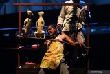 Seniman menampilkan pertunjukkan teater dengan lakon 'Kerebritis' di Gedung Kesenian Cak Durasim, Taman Budaya Jawa Timur, Surabaya, Jawa Timur, Jumat (27/9/2019). Penampilan teater Tobong dari Surabaya itu meramaikan Parade Teater yang digelar selama dua hari di tempat tersebut. Antara Jatim/Didik Suhartono/ZK