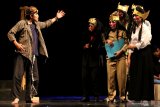 Seniman menampilkan pertunjukkan teater dengan lakon 