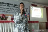 Wartawan di Poso dibekali penulisan berita bahasa Indonesia baku