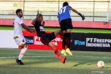 Pesepak bola Persipura V Telaubun (tengah) mendapat hadangan penjaga gawang PSM Makasar Hilman Syah (kanan) pada lanjutan Liga 1 2019 di Stadion Gelora Delta Sidoarjo, Jawa Timur, Jumat (27/9/2019). Persipura menang atas PSM Makasar dengan skor akhir 3-1. Antara Jatim/Umarul Faruq/zk