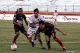 Pesepak bola Persipura Oh Inkyun (kanan) berebut bola dengan pesepak bola PSM Makasar Michael Evans (tengah)  pada lanjutan Liga 1 2019 di Stadion Gelora Delta Sidoarjo, Jawa Timur, Jumat (27/9/2019). Persipura menang atas PSM Makasar dengan skor akhir 3-1. Antara Jatim/Umarul Faruq/zk