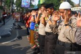 Mahasiswa dari Ikatan Mahasiswa Muhammadiyah (IMM) dan Pergerakan Mahasiswa Islam Indonesia (PMII) melakukan salat gaib di depan Polresta Malang, Jawa Timur, Jumat (27/9/2019). Salat gaib yang juga diikuti polisi dan anggota TNI tersebut untuk mendoakan korban bentrok unjuk rasa mahasiswa di Kendari yakni Randi dan Muh Yusuf Kardafi. Antara Jatim/Ari Bowo Sucipto/zk.