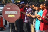 Mahasiswa dari Ikatan Mahasiswa Muhammadiyah (IMM) dan Pergerakan Mahasiswa Islam Indonesia (PMII) melakukan shalat ghaib di depan Polresta Malang, Jawa Timur, Jumat (27/9/2019). Shalat ghaib yang juga diikuti polisi dan anggota TNI tersebut untuk mendoakan korban bentrok unjuk rasa mahasiswa di Kendari yakni Randi dan Muh Yusuf Kardafi. Antara Jatim/Ari Bowo Sucipto/zk.