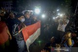 Gubernur Jawa Barat Ridwan Kamil menerima bendera merah putih dari massa aksi unjuk rasa di Gedung Sate, Bandung, Jawa Barat, Sabtu (28/9/2019). Aksi yang diikuti oleh ratusan pelajar dan mahasiswa dari berbagai Kota di Jawa Barat tersebut menuntut pemerintah untuk membatalkan rancangan undang-undang yang dianggap bermasalah serta penegakan keadilan bagi korban tindakan represif aparat. ANTARA FOTO/Raisan Al Farisi/agr