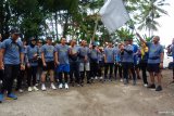 Direktur Operasi dan Produksi  PT Pertamina EP Chalid Said Salim mengibarkan bendera tanda pemberangkatan peserta lari 14 Kilometer di Ubud, Bali, Sabtu (28/9).  Lari 14 kilometer  yang diikuti seratusan  karyawan perusahaan tambang itu merupakan bagian dari perayaan Hari Ulang Tahun Pertamina EP. Pertamina EP termasuk top ten KKKS besar di Indonesia. Produksi minyak naik sebesar 82.327 BOPD per Agustus 2019 dibandingkan dengan realisasi Agustus 2018 sebesar 77.248 BOPD dan realisasi gas 966 MSCFD per Agustus 2019 sedangkan realisasi Agustus 2018 sebesar 1.021 MMSCFD. (Antarajatim/Slamet Hadi Purnomo)