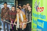 Menteri Pemberdayaan Perempuan dan Perlindungan Anak Yohana Yembise (tengah) didampingi Deputi Perlindungan Hak Perempuan Venneti R Dannes (kanan) dan Direktur Utama Karawang  International Industrial City (KIIC) Sanni Iskandar (kedua kiri) saat meresmikan rumah perlindungan pekerja perempuan di Graha KIIC, Karawang, Jawa Barat, Kamis (26/9/2019). Dalam acara tersebut Yohana Yambise menggatakan rumah tersebut berfungsi sebagai wadah perlindungan dan konsultasi permasalahan pekerja perempuan bila ada kekerasan dan diskriminasi. ANTARA JABAR/M Ibnu Chazar/agr