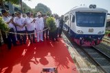 Menteri Perhubungan Budi Karya Sumadi (ketiga kiri) bersama Direktur Utama PT KAI Edi Sukmoro (keempat kiri) menyambut kedatangan kereta istimewa saat peringatan hari ulang tahun PT KAI di Bandung, Jawa Barat, Sabtu (28/9/2019). Pada HUT ke 74 kali ini, PT KAI meluncurkan kereta istimewa dengan kapasitas 40 orang serta melakukan penandatanganan kerjasama dengan beberapa instansi BUMN guna pengembangan sarana dan prasarana PT KAI. ANTARA FOTO/Raisan Al Farisi/agr