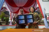 Sekretaris Jenderal Kementerian Komunikasi dan Informatika Republik Indonesia, Niken Widiastuti (kanan) bersama CEO PT XL Axiata Tbk, Dian Siswarini (kiri) menunjukan sampul peringatan Hari Bhakti Postel saat upacara peringatan Hari Bhakti Postel ke-74 di halaman Museum Pos, Bandung, Jawa Barat, Jumat (27/9/2019). Peringatan Hari Bakti Postel ke-74 pada tahun ini diharapkan menjadi momentum penting bagi seluruh komunitas Postel dan Penyiaran untuk terus bersemangat menghadirkan layanan telekomunikasi terbaik, terjangkau dan semakin merata di seluruh pelosok tanah air. ANTARA JABAR/Raisan Al Farisi/agr