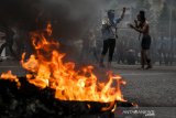 Massa yang tergabung dalam Aliansi Mahasiswa Jawa Barat melakukan aksi unjuk rasa di depan Gedung Sate, Bandung Jawa Barat, Jumat (27/9/2019). Aksi tersebut untuk menuntut pemerintah khususnya DPR membatalkan semua Rancangan Undang Undang yang masih dianggap bermasalah serta menegakkan keadilan untuk korban represif aparat. ANTARA JABAR/Novrian Arbi/agr