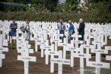 Warga Negara Asing rombongan Oorlogs Graven Stichting berziarah dan berdoa di Ereveld (Makam Kehormatan Belanda) Pandu, Bandung, Jawa Barat, Sabtu (28/9/2019). Keluarga hingga saksi sejarah berziarah tiap tahunnya di Ereveld Pandu yang berisi sedikitnya 4000 korban perang dunia kedua baik warga Belanda yang tinggal di Indonesia maupun warga Indonesia . ANTARA FOTO/Novrian Arbi/agr