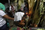 Kepala Balian Dayak Meratus Kampung Kiyu Sihat memimpin ritual Batandik saat Aruh Bawanang di Balai Adat Kampung Kiyu, Desa Hinas Kiri, Kabupaten Hulu Sungai Tengah, Kalimantan Selatan, Sabtu (28/9/2019)malam.Masyarakat adat Dayak Meratus Kampung Kiyu melakukan tradisi tahunan Aruh Bawanang yang artinya sujud syukur dari hasil panen yang sudah didapat setiap tahunnya.Foto Antaranews Kalsel/Bayu Pratama S.