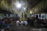 Masyarakat adat Dayak Meratus mengikuti ritual Batandik saat Aruh Bawanang di Balai Adat Kampung Kiyu, Desa Hinas Kiri, Kabupaten Hulu Sungai Tengah, Kalimantan Selatan, Sabtu (28/9/2019)malam.Masyarakat adat Dayak Meratus Kampung Kiyu melakukan tradisi tahunan Aruh Bawanang yang artinya sujud syukur dari hasil panen yang sudah didapat setiap tahunnya.Foto Antaranews Kalsel/Bayu Pratama S.