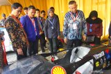 Presiden Direktur Shell Indonesia, Darwin Silalahi (kanan) dan Wakil Rektor II Universitas Malang, Heri Suwignyo (kiri) dan Wakil Rektor III Universitas Malang, Muarifin (dua dari kiri) melihat mobil rakitan mahasiswa dalam Kompetisi Mobil Hemat Energi (KMHE 2019) di Universitas Malang, Jawa Timur, Sabtu (28/9/2019). Kompetisi tersebut diharapkan mampu mendorong mahasiswa untuk lebih kreatif dalam menciptakan mobil hemat energi dan menjadi wakil Indonesia dalam Shell Eco Marathon Asia 2020. Antara Jatim/Ari Bowo Sucipto/zk