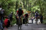 Pebalap memacu sepedanya ditanjakan gunung Ijen pada etape empat Kejuaraan Internasional Tour de Banyuwangi Ijen (ITdBI) 2019 di Banyuwangi, Jawa Timur, Sabtu (28/9/2019). Pada etape keempat ITdBI 2019 menempuh jarak 129,9 kilometer dimulai dari Pasar Purwoharjo dan finis di Paltuding, Gunung Ijen. Antara Jatim/Budi Candra Setya/zk