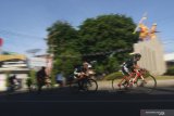 Pebalap sepeda memacu sepedanya pada Kejuaraan Internasional Tour de Banyuwangi Ijen (ITdBI) 2019 etape ketiga di Banyuwangi, Jawa Timur, Jumat (27/9/2019). Pada etape ketiga ITdBI 2019 mengelilingi rute Kota Banyuwangi dengan menempuh jarak 109,3 kilometer. Antara Jatim/Budi Candra Setya/zk