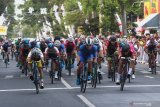 Pebalap sepeda beradu cepat mencapai garis finis pada Kejuaraan Internasional Tour de Banyuwangi Ijen (ITdBI) 2019 etape ketiga di Banyuwangi, Jawa Timur, Jumat (27/9/2019). Pada etape ketiga ITdBI 2019 mengelilingi rute Kota Banyuwangi dengan menempuh jarak 109,3 kilometer. Antara Jatim/Budi Candra Setya/zk