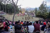 Pengunjung menikmati pertunjukan tarian Jathilan Majapahit dalam festival Jathilan di Amfiteater terbuka Jiwa Jawa Resort kawasan Bromo, Sukapura, Probolinggo, Jawa Timur, Sabtu (28/9/2019). Sejumlah pelajar yang tergabung dalam lintas sanggar tari di Kabupaten Probolinggo, Pasuruan, Lumajang dan sekitarnya unjuk kreasi sendratari dalam ajang Festival Jathilan atau disebut dengan jaran kepang yang bertujuan untuk memunculkan kekuatan seni dan budaya lokal, menarik wisatawan untuk berwisatawa di kawasan Bromo Tengger Semeru. Antara Jatim/Umarul Faruq/zk