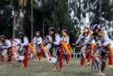 Sanggar tari asal kabupaten Lumajang menampilkan tarian Jathilan dalam Festival Jathilan di Amfiteater Terbuka Jiwa Jawa Resort kawasan Bromo, Sukapura, Probolinggo, Jawa Timur, Sabtu (28/9/2019). Sejumlah pelajar yang tergabung dalam lintas sanggar tari di Kabupaten Probolinggo, Pasuruan, Lumajang dan sekitarnya unjuk kreasi sendratari dalam ajang Festival Jathilan atau disebut dengan jaran kepang yang bertujuan untuk memunculkan kekuatan seni dan budaya lokal, menarik wisatawan untuk berwisatawa di kawasan Bromo Tengger Semeru. Antara Jatim/Umarul Faruq/zk