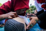 Warga berlatih 'Pertolongan Bantuan Hidup Dasar' dengan dipandu oleh petugas medis RSUD dr. M Soewandhie di Taman Bungkul Surabaya, Jawa  Timur,  Minggu (29/9/2019). Pada peringatan Hari Jantung Sedunia (World Heart Day) itu digelar pemeriksaan kesehatan, penyuluhan kesehatan jantung dan pelatihan 'Pertolongan Bantuan Hidup Dasar' kepada masyarakat. Antara Jatim/Didik Suhartono/ZK