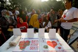 Warga mengikuti penyuluhan kesehatan jantung saat berlangsungnya Hari Jantung Sedunia (World Heart Day) di Taman Bungkul Surabaya, Jawa  Timur,  Minggu (29/9/2019). Pada peringatan Hari Jantung Sedunia (World Heart Day) itu digelar pemeriksaan kesehatan, penyuluhan kesehatan jantung dan pelatihan 'Pertolongan Bantuan Hidup Dasar' kepada masyarakat. Antara Jatim/Didik Suhartono/ZK