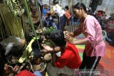 Masyarakat adat Dayak Meratus mengikuti ritual Batandik saat Aruh Bawanang di Balai Adat Kampung Kiyu, Desa Hinas Kiri, Kabupaten Hulu Sungai Tengah, Kalimantan Selatan, Sabtu (28/9/2019)malam.Masyarakat adat Dayak Meratus Kampung Kiyu melakukan tradisi tahunan Aruh Bawanang yang artinya sujud syukur dari hasil panen yang sudah didapat setiap tahunnya.Foto Antaranews Kalsel/Bayu Pratama S.