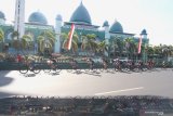 Pebalap sepeda memacu sepedanya pada Kejuaraan Internasional Tour de Banyuwangi Ijen (ITdBI) 2019 etape ketiga di Banyuwangi, Jawa Timur, Jumat (27/9/2019). Pada etape ketiga ITdBI 2019 mengelilingi rute Kota Banyuwangi dengan menempuh jarak 109,3 kilometer. Antara Jatim/Budi Candra Setya/zk