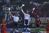 Pebalap sepeda dari kinan Cycling Team Thomas Lebas (tengah) menaiki podium setelah menjadi juara pertama disuaul pebalap Sepeda Taiyuwan Kolahdouz Hagh (kiri) dan posisi ketiga pebalap sepeda UKYO Team Prades Preverter (kanan) pada etape empat Kejuaraan Internasional Tour de Banyuwangi Ijen (ITdBI) 2019 di Banyuwangi, Jawa Timur, Sabtu (28/9/2019). Pada etape keempat ITdBI 2019 menempuh jarak 129,9 kilometer dimulai dari Pasar Purwoharjo dan finis di Paltuding, Gunung Ijen. Antara Jatim/Budi Candra Setya/zk