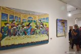 PAMERAN LUKISAN KUNCI EMAS. Pengunjung mengamati lukisan yang dipamerkan di ruang pameran Indigo Art Space di Kota Madiun, Jawa Timur, Sabtu (28/9/2019) malam. Pameran lukis bertajuk Kunci Emas yang menampilkan sekitar 50 lukisan karya sembilan pelukis dari Yogyakarta, Gianyar (Bali), Solo (Jawa Tengah) dan Madiun (Jawa Timur) yang tergabung dalam Kelompok Lintas Kota tersebut rencananya berlangsung hingga 20 Oktober mendatang. Antara Jatim/Siswowidodo/zk