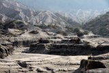 Wisatawan menaiki kuda di lautan pasir Gunung Bromo, Probolinggo, Jawa Timur, Sabtu (28/9/2019). Gunung Bromo merupakan salah destinasi wisata yang paling ramai dikunjungi wisatawan setiap tahunnya. Antara Jatim/Umarul Faruq/zk