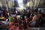 Sejumlah penari dari masyarakat adat Dayak Meratus menampilkan tari Capung sebelum melakukan ritual Batandik di Balai Adat Kampung Kiyu, Desa Hinas Kiri, Kabupaten Hulu Sungai Tengah, Kalimantan Selatan, Sabtu (28/9/2019)malam.Masyarakat adat Dayak Meratus Kampung Kiyu melakukan tradisi tahunan Aruh Bawanang yang artinya sujud syukur dari hasil panen yang sudah didapat setiap tahunnya.Foto Antaranews Kalsel/Bayu Pratama S.