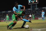 Pemain Persela Moch Zaenuri (kanan) berebut bola dengan pemain Bhayangkara FC Bagas Adi Nugroho (kiri) dalam pertandingan Liga 1 2019 di Stadion Surajaya Lamongan, Jawa Timur, Sabtu (28/9/2019) malam. Persela imbang melawan Bhayangkara FC dengan skor 1-1. Antara Jatim/Syaiful Arif/zk