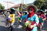 Warga mengikuti pawai budaya di sepanjang jalan protokol Kelurahan Kampungdalem, Kota Kediri, Jawa Timur, Minggu (29/9/219). Pawai budaya yang menampilkan pameran produk unggulan tersebut bertujuan untuk menarik kunjungan wisatawan, sehingga mereka bisa berwisata sekaligus membeli berbagai produk oleh-oleh warga. Antara Jatim/ Asmaul Chusna/zk