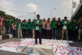 Mahasiswa UM  Palembang shalat ghaib di depan Mapolda