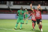 Pesepak bola Bali United Ilija Spasojevic (kanan) beraksi seusai mencetak gol ke gawang Kalteng Putra saat pertandingan Liga 1 2019 di Stadion Kapten I Wayan Dipta, Gianyar, Bali, Minggu (29/9/2019). Bali United berhasil mengalahkan Kalteng Putra dengan skor 2-1. ANTARA FOTO/Fikri Yusuf