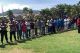Polisi dan mahasiswa di Kabupaten Mamuju shalat gaib bersama