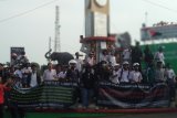 Massa Aliansi Lampung Bergerak berdemonstrasi di Tugu Adipura