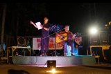 Sejumlah mahasiswa menampilkan musikalisasi puisi pada kegiatan refleksi Gerakan 30 September 1965 di depan Universitas Negeri Gorontalo (UNG) Kota Gorontalo, Gorontalo, Senin (30/9/2019). Kegiatan yang digagas oleh berbagai komunitas mahasiswa tersebut mengangkat tema 
