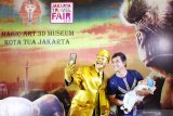 Seorang pengunjung mall berfoto dengan manusia patung emas di acara Jakarta Travel Fair 2019 di Pontianak, Kalimantan Barat, Minggu (29/9/2019). Jakarta Travel Fair 2019 yang setiap tahun diadakan Dinas Pariwisata provinsi DKI Jakarta tersebut bertujuan mempromosikan sejumlah destinasi wisata di Jakarta kepada masyarakat Pontianak. ANTARA FOTO/Jessica Helena WuysangANTARA FOTO/JESSICA HELENA WUYSANG (ANTARA FOTO/JESSICA HELENA WUYSANG)