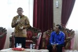 West Kalimantan Governor Sutarmidji (right) discussing with the Ministry of Utilities Sarawak Malaysia Dato Sri Dr Stephen Rundi (left), Minister of Utilities (Electricity) Sarawak Malaysia Datuk Dr Abdul Rahman Junaidi (right) and Consul General in Kuching, Sarawak Malaysia Yonny Tri Prayitno (left) during a meeting in the Hall of Governors in Pontianak, West Kalimantan, on Saturday (28/09/2019). The meeting was to discuss the potential for cooperation in a number of fields between the Government of the Province of West Kalimantan to Sarawak Malaysia Ministry of Utilities. AFP PHOTO / Jessica Helena Wuysang 