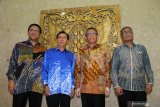  Gubernur Kalimantan Barat Sutarmidji (dua kanan) berbincang bersama Menteri Utilitas Sarawak Malaysia Dato Sri Dr Stephen Rundi Utom (dua kiri), Menteri Muda Utilitas (Listrik) Sarawak Malaysia Datuk Dr Haji Abdul Rahman Junaidi (kanan) dan Konsul Jenderal RI di Kuching Sarawak Malaysia Yonny Tri Prayitno (kiri) saat pertemuan di Pendopo Gubernur Kalbar di Pontianak, Sabtu (28/9/2019). Pertemuan tersebut untuk membahas potensi kerjasama di sejumlah bidang antara Pemerintah Provinsi Kalbar dengan Departemen Utilitas Sarawak Malaysia. ANTARA FOTO / Jessica Helena Wuysang
