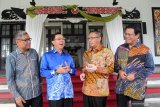  Gubernur Kalimantan Barat Sutarmidji (dua kanan) berbincang bersama Menteri Utilitas Sarawak Malaysia Dato Sri Dr Stephen Rundi Utom (dua kiri), Menteri Muda Utilitas (Listrik) Sarawak Malaysia Datuk Dr Haji Abdul Rahman Junaidi (kanan) dan Konsul Jenderal RI di Kuching Sarawak Malaysia Yonny Tri Prayitno (kiri) saat pertemuan di Pendopo Gubernur Kalbar di Pontianak, Sabtu (28/9/2019). Pertemuan tersebut untuk membahas potensi kerjasama di sejumlah bidang antara Pemerintah Provinsi Kalbar dengan Departemen Utilitas Sarawak Malaysia. ANTARA FOTO / Jessica Helena Wuysang
