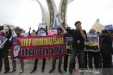 Para jurnalis dari Aliansi Jurnalis Independen (AJI), Ikatan Jurnalis Televisi Indonesia (IJTI) dan Pewarta Foto Indonesia (PFI) menggelar aksi solidaritas menolak kriminalisasi terhadap wartawan di Bundaran Simpang Lima, Banda Aceh, Aceh, Senin (30/9/2019). Pada aksi solidaritas yang diprakarsai AJI Banda Aceh itu menuntut pembebasan jurnalis sekaligus aktivis Dandhy Dwi Laksono, mendesak Polda Aceh menngungkap kasus pembakaran rumah wartawan di Aceh Tenggara dan meminta Presiden mereformasi lembaga Kepolisian. Antara Aceh/Irwansyah Putra.