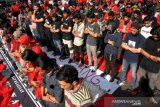 Mahasiswa sholat berjamaah