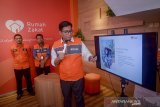 CEO Rumah Zakat Nur Efendi (kanan) memberikan pemaparan kepada awak media terkait aksi kemanusiaan untuk Wamena di Kantor Rumah Zakat, Bandung, Jawa Barat, Senin (30/9/2019). Dalam rangka aksi kemanusiaan, Rumah Zakat mengirimkan lima orang relawan untuk menyalurkan bantuan berupa logistik dan mendirikan dapur umum bagi 7.278 orang pengungsi akibat tragedi kerusuhan di Wamena. ANTARA FOTO/Raisan Al Farisi/agr