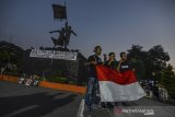 Massa yang tergabung dari elemen mahasiswa, pelajar dan komunitas menggelar aksi solidaritas di Depan Patung Ema Eroh, Alun-Alun Kota Tasikmalaya, Jawa Barat, Senin (1/10/2019). Dalam aksinya mereka mengecam tindakan represif yang dilakukan oknum aparat Kepolisian sehingga mengakibtkan tewasnya mahasiswa Universitas Halu Oleo Randy dan Yusup Kardawi, serta SMK Al - jihad Tanjung Priok Bagus Putra Mahendra yang gugur dalam unjukrasa menuntut penolakan RUU KUHP dan UU KPK dan berdoa bersama. ANTARA FOTO/Adeng Bustomi/agr