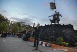 Massa yang tergabung dari elemen mahasiswa, pelajar dan komunitas menggelar aksi solidaritas di Depan Patung Ema Eroh, Alun-Alun Kota Tasikmalaya, Jawa Barat, Senin (1/10/2019). Dalam aksinya mereka mengecam tindakan represif yang dilakukan oknum aparat Kepolisian sehingga mengakibtkan tewasnya mahasiswa Universitas Halu Oleo Randy dan Yusup Kardawi, serta SMK Al - jihad Tanjung Priok Bagus Putra Mahendra yang gugur dalam unjukrasa menuntut penolakan RUU KUHP dan UU KPK dan berdoa bersama. ANTARA FOTO/Adeng Bustomi/agr