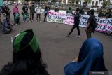 Massa yang tergabung dari Himpunan Mahasiswa Islam (HMI) Jawa Barat melakukan aksi unjuk rasa di depan Gedung Sate, Bandung, Jawa Barat, Selasa (1/10/2019). Mereka mendesak presiden untuk segera menerbitkan Perppu KPK. ANTARA FOTO/Novrian Arbi/agr