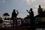 Massa yang tergabung dari Himpunan Mahasiswa Islam (HMI) Jawa Barat melakukan aksi unjuk rasa di depan Gedung Sate, Bandung, Jawa Barat, Selasa (1/10/2019). Mereka mendesak presiden untuk segera menerbitkan Perppu KPK. ANTARA FOTO/Novrian Arbi/agr